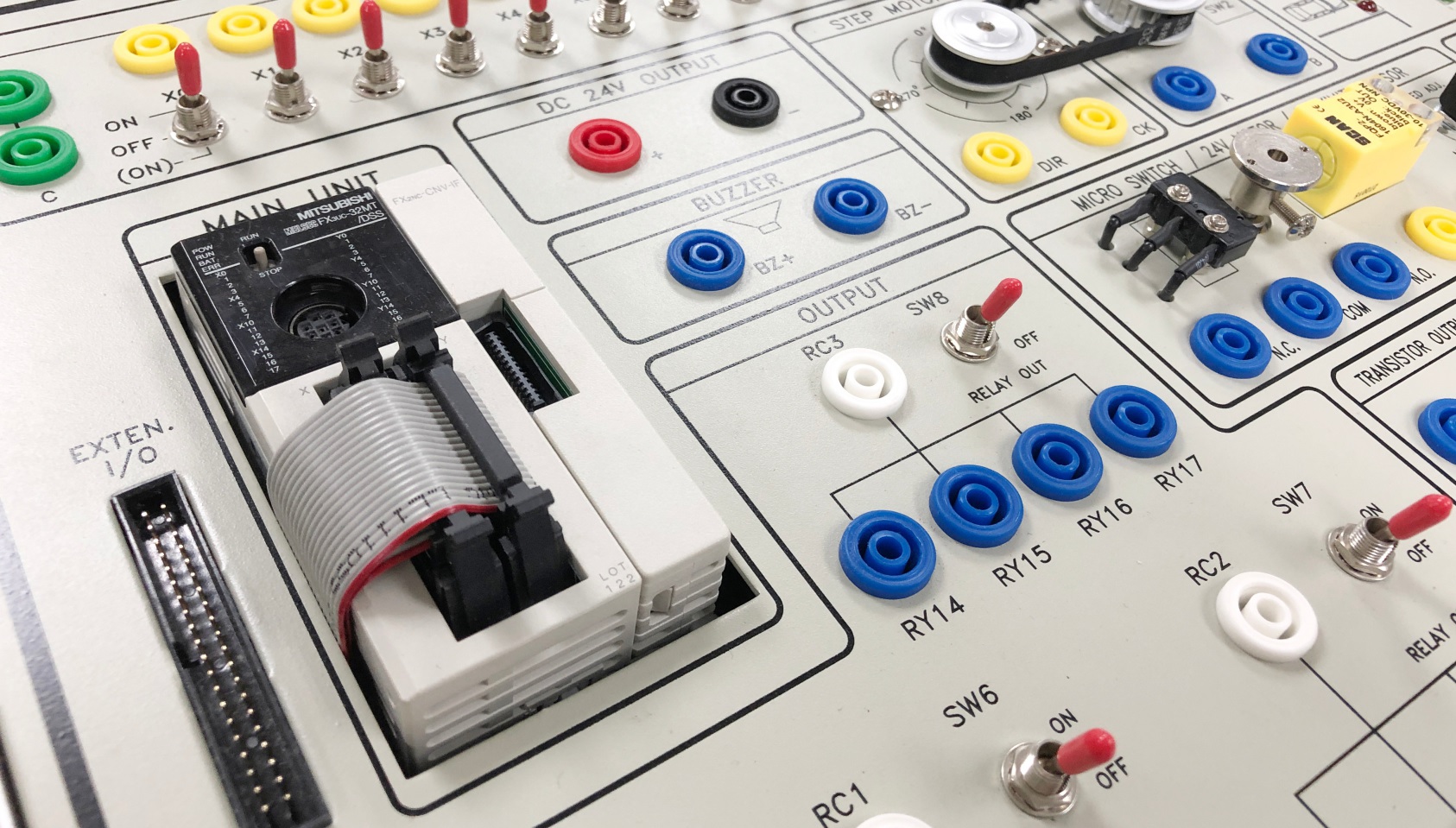 K&H PLC-310 <br> Programmable Logic Controller (MITSUBISHI PLC) Trainer - Image 2